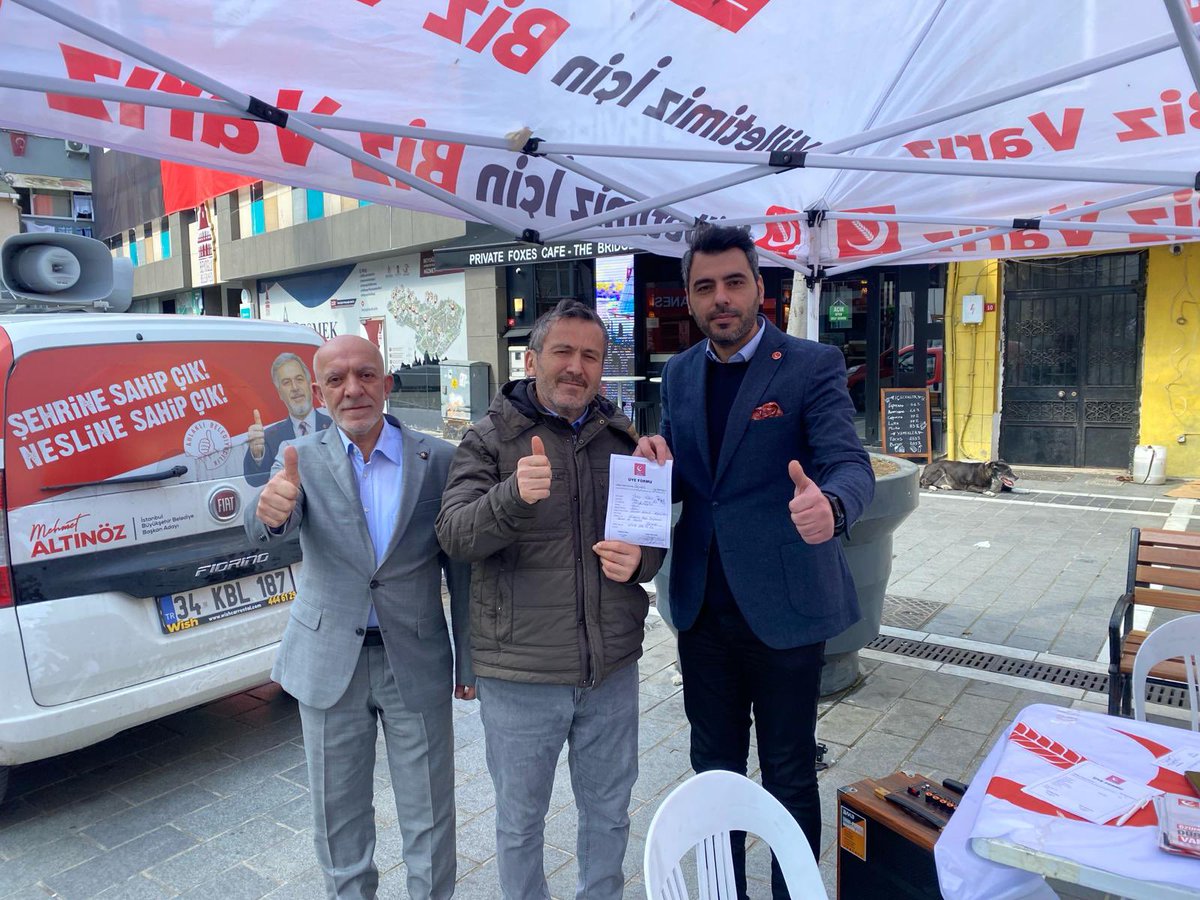 GulepAhmet's tweet photo. Bu gün Kasımpaşa Kızılay Meydanındaki stantımızda vatandaşlarımızla bir araya geldik.

Seçimlerde Yeniden Refah Partimiz en büyük süprizi yaparak sandıklardan birinci parti çıkacak.

Hem vatandaşımız, hem esnafımız kazanacak.

@rpbeyoglu @gencrefahboglu @refahkadinbygl https://t.co/VhKYS71e8x