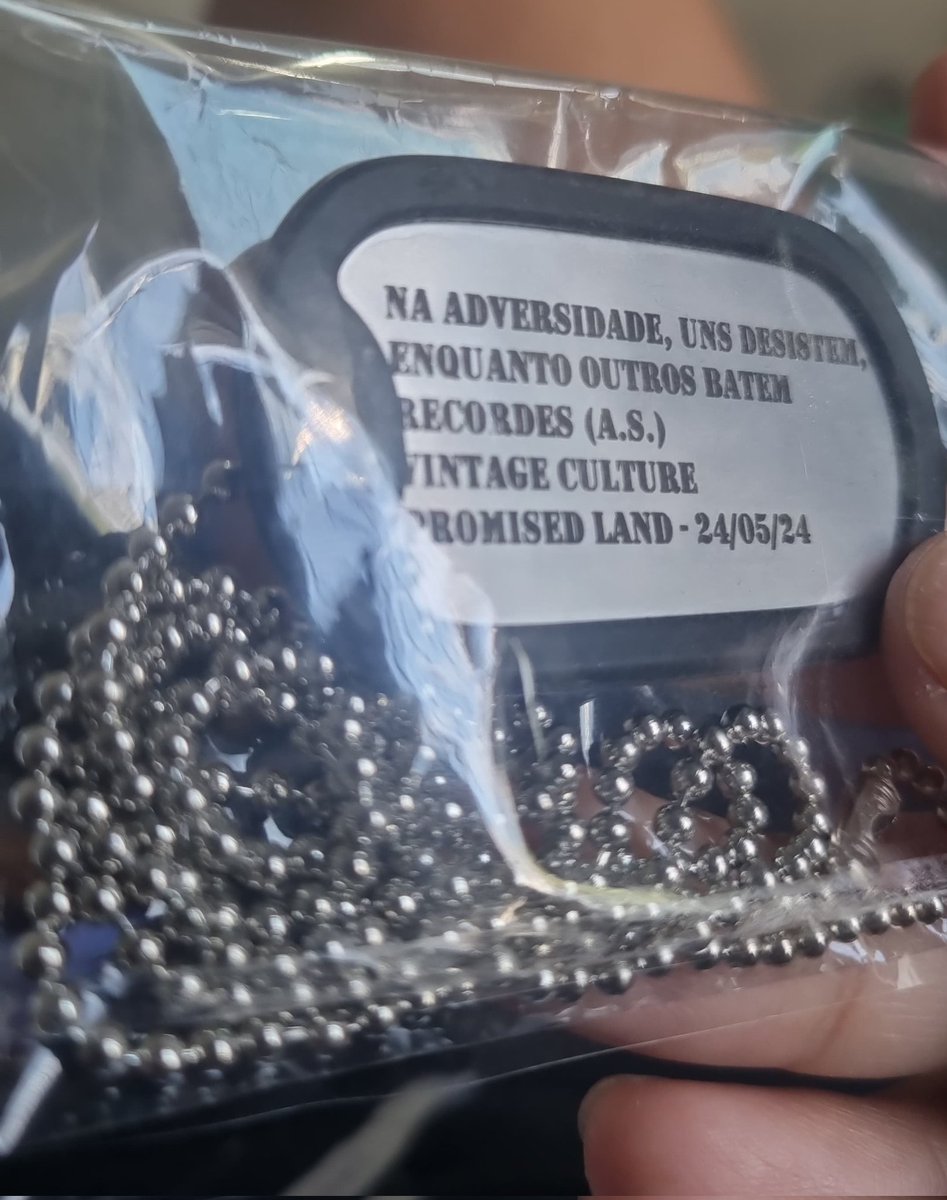 vntgculturecrew's tweet photo. Uma culturista entregou uma dogtag personalizada para o @VintageCulture no Navio da @sotrackboa e ele tirou o dele e entregou para ela! 🥹❤️ https://t.co/5qPfCzdpBp