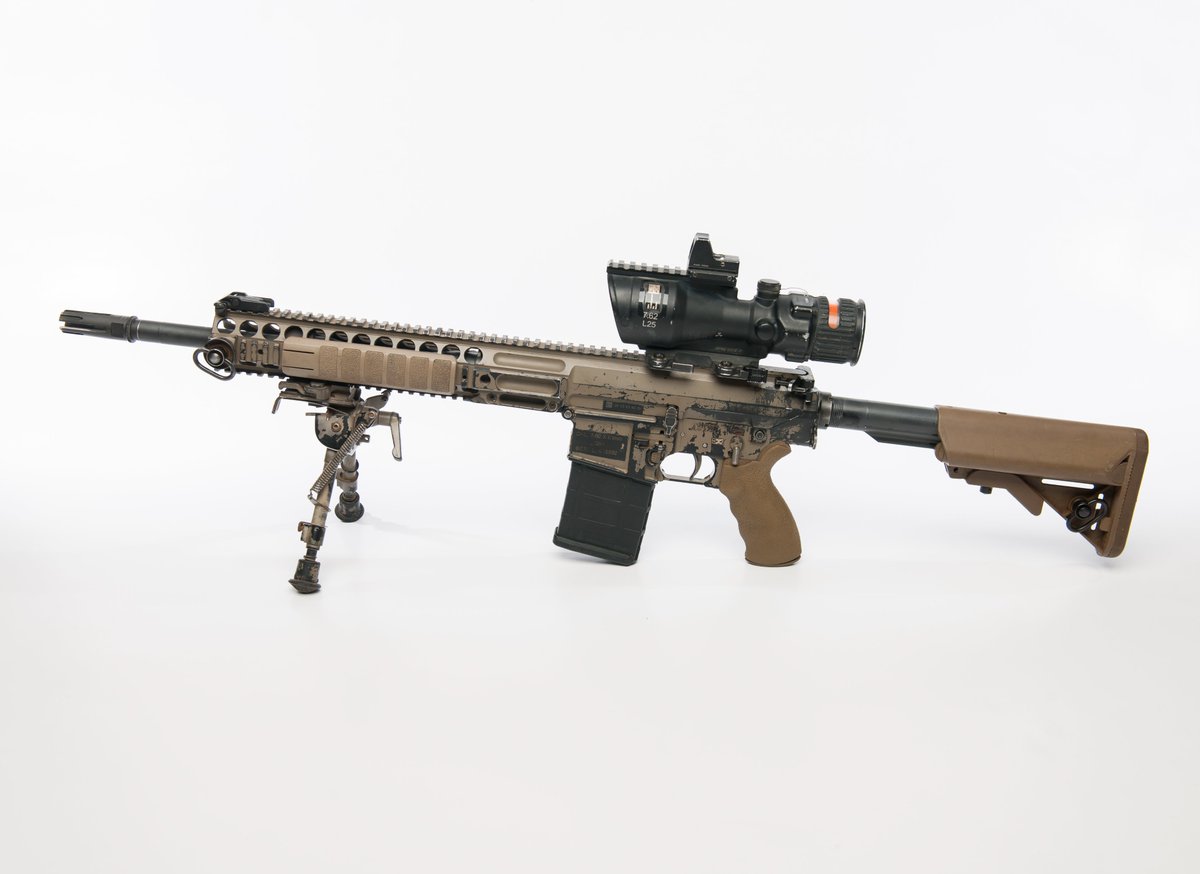 ant1_ignorancia's tweet photo. Dato: tanto la infantería del ejército como de la armada británica tienen como fusil de dotación al #SA80 en sus versiones #L85A2 y #L85A3 de 5,56x45 mm. Hace unos años sumaron al #L129A1 para tiradores designados (7,62×51 mm). Sus ópticas por lo general son de la empresa #Elcan https://t.co/L8L7306yTA
