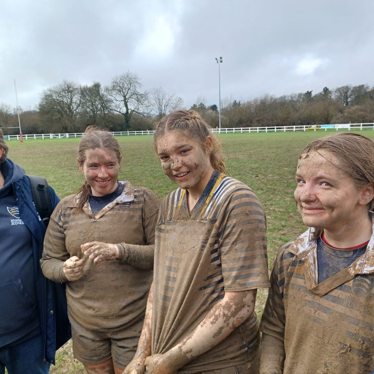 Thank you to Sussex Rugby for hosting the Middlesex ERDPP U16 girls at Crawley Rfc, testing conditions but smiles all round! #middlesexrugby #rfu #erdpp #girlsplayrugby