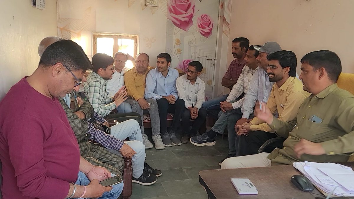 Kuldeepsharmap's tweet photo. #Hanumangarh : #रावतसर में ब्लॉक स्तरीय जनसुनवाई में कलक्टर कानाराम द्वारा पत्रकारो से दुर्व्यवहार से जुड़ा मामला,मीडियाकर्मियों व कलक्टर में बिगड़े सामंजस्य के बाद APRO पहुंचे रावतसर,दो दौर की वार्ता कर सामंजस्य स्थापित करने का प्रयास किया शुरू,

@HmghPolice @DmHanumangarh @BhajanlalBjp @RajCMO @RajGovOfficial @BedamSingh #Rajasthan #Jaipur #Bhadra #Rawatsar #Pilibanga @RajBhavanJaipur #Hanumangarh #Tibbi #Pallu #Bikaner #Nohar