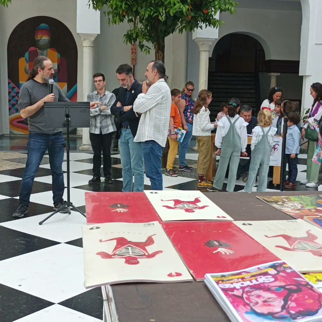 CICUS_'s tweet photo. En el cierre de la primera edición de @Hispacomic, se ha entregado en el patio de #CICUS @unisevilla el premio @ACDComic al mejor autor emergente a César Sebastián Díaz (@Ahumodepajas) por su novela gráfica "Ronson". ¡Enhorabuena! https://t.co/FiqYlsjTla