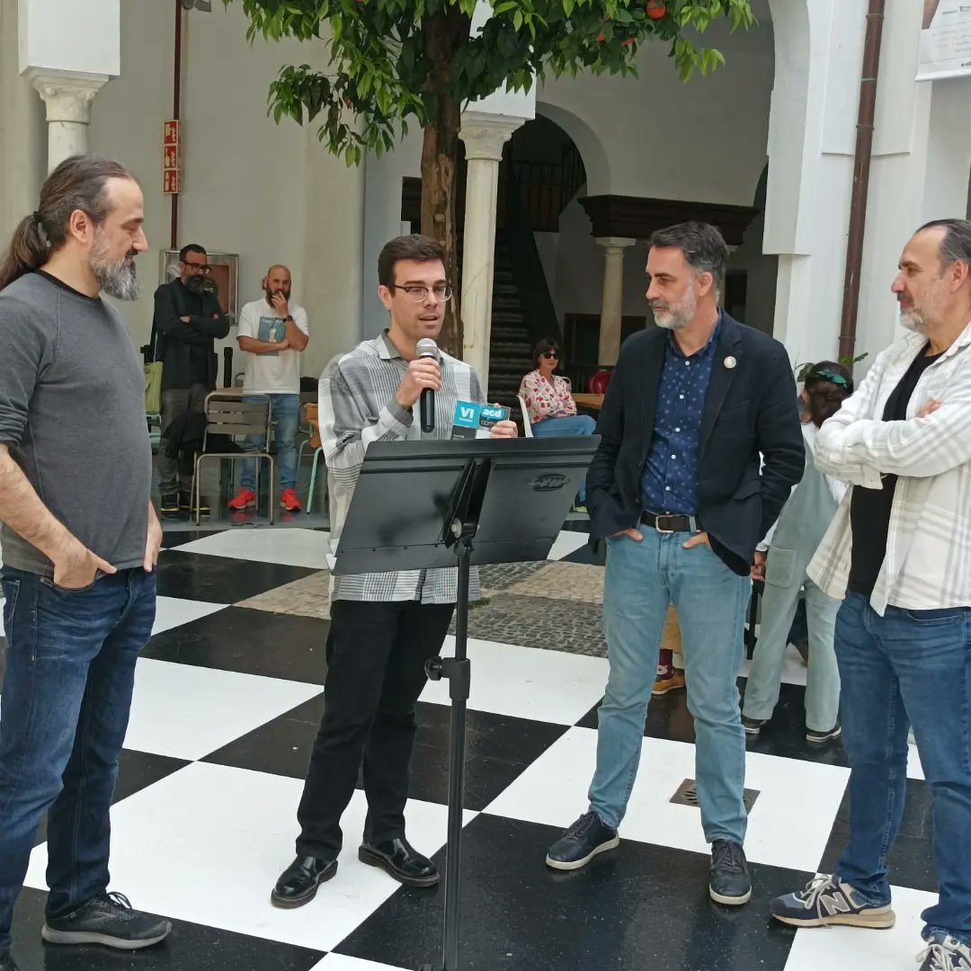 CICUS_'s tweet photo. En el cierre de la primera edición de @Hispacomic, se ha entregado en el patio de #CICUS @unisevilla el premio @ACDComic al mejor autor emergente a César Sebastián Díaz (@Ahumodepajas) por su novela gráfica "Ronson". ¡Enhorabuena! https://t.co/FiqYlsjTla