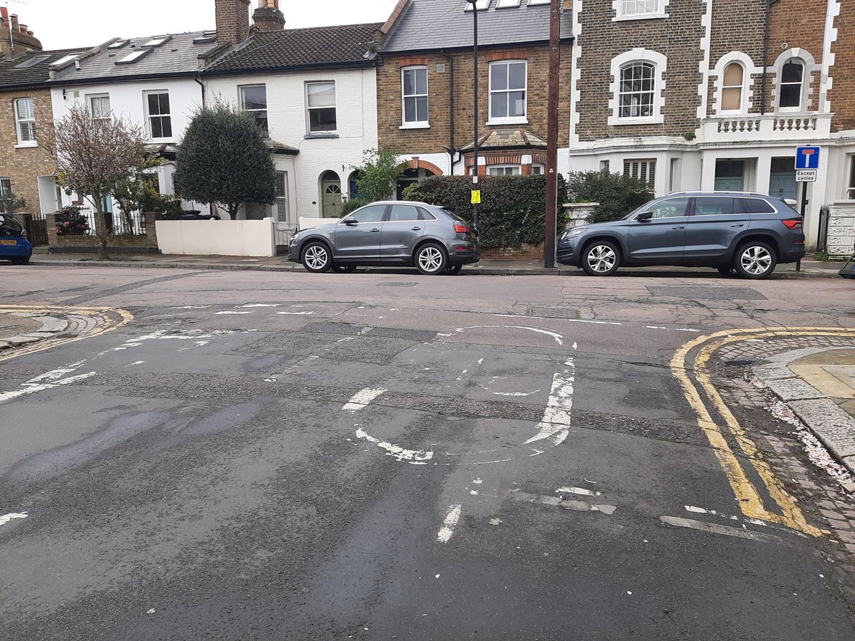 CllrAndrewSteed's tweet image. Road markings on residential streets. Has Ealing given up on basic traffic control and safety?
@southfieldlibdems #saferstreets #paintjob