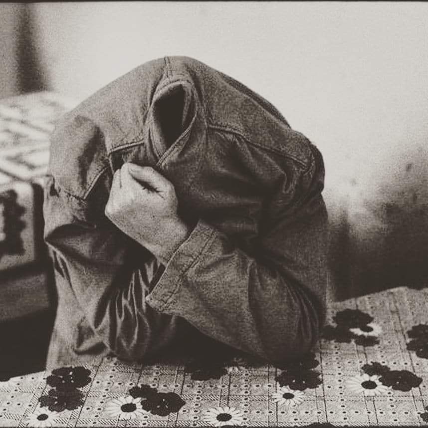 Oraya bakmıyorsun diye oradaki acılar azalmıyor
Bunu kendime takılıp düştüğüm sabahlarda öğrendim. 
Üstelik sen de yoktun
Hiç olmadın belki de...

Dahası Yok/ Özkan Sünbül