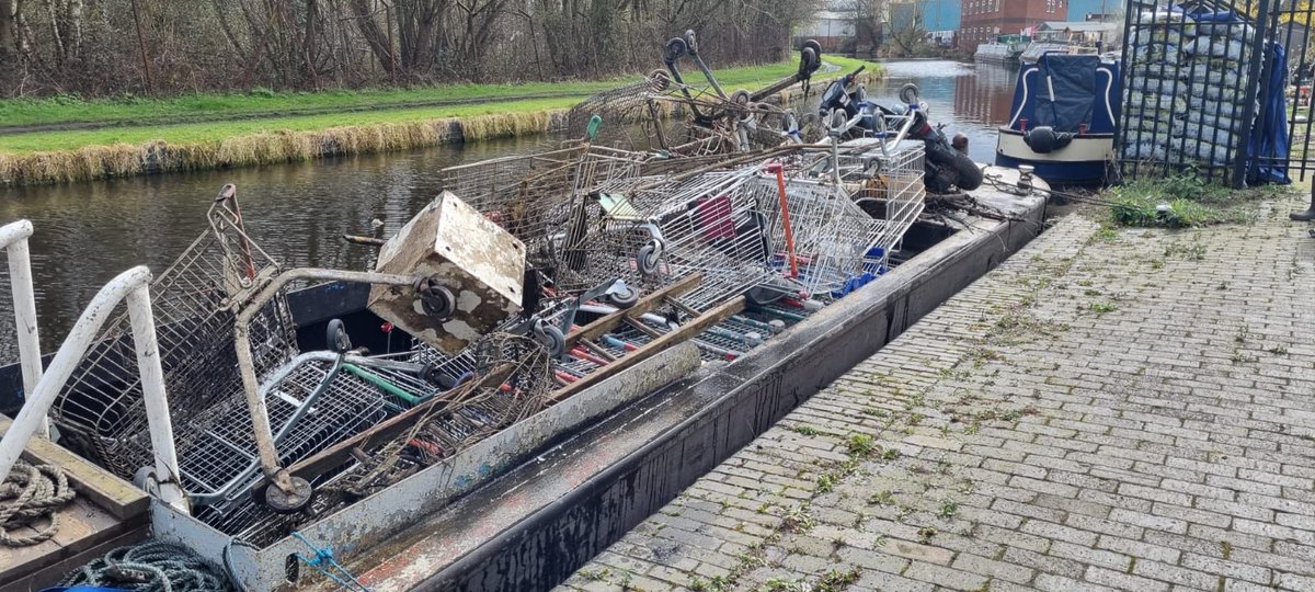 Some of the metal picked out of the canal during this weekend’s BCN Big Clean Up. Thanks to ⁦@wrg_navvies⁩ ⁦@HawneBasin⁩ @CRTWestMidlands⁩ and everyone else who took part.