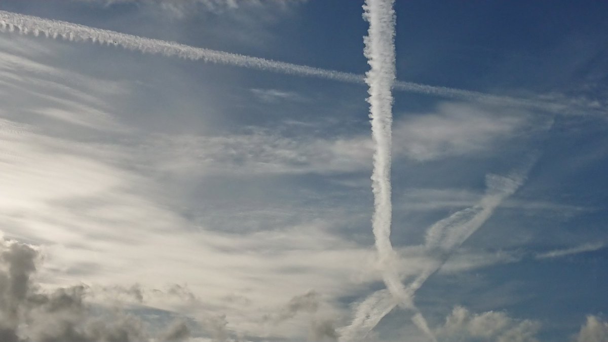 #Northolt 😍 #wtf <a href="/HughesOnAir/">Howard Hughes</a> <a href="/SkyScapes2/">#SkyScapes</a> <a href="/CloudAppSoc/">Cloud Appreciation Society</a> <a href="/BBCLdnWeather/">BBC London Weather</a> 😕 <a href="/Chemtrail101/">Chemtrailcity</a> 😷 keep looking up!