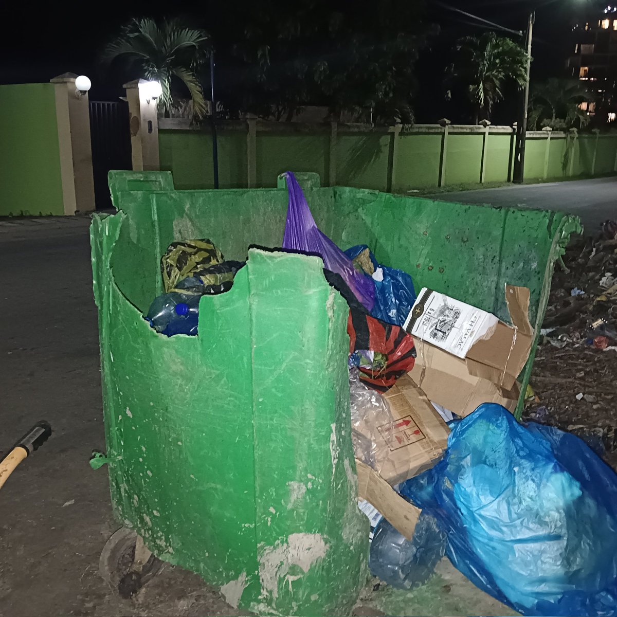 9/10 bacs de collecte sont dans cet état. 99,99% des déchets ménagers jonchent le sol. Notre ville est plongée à 100% dans l'insalubrité. Agissons ensemble pour un environnement plus propre! #Environnement #Insalubrité #Déchets