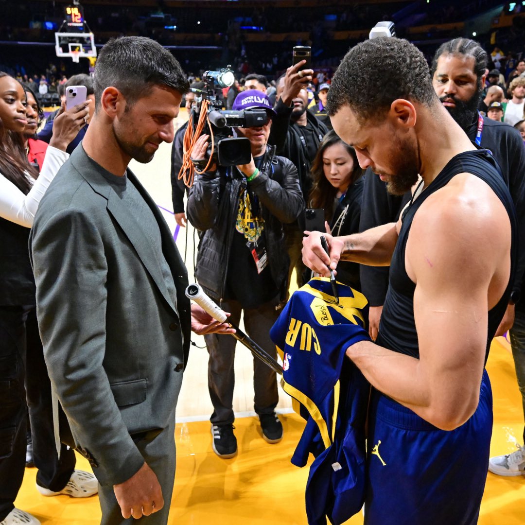 Just two stars hanging out 😌   @StephenCurry30 🤝 @DjokerNole 🏀🎾 📸: @nba