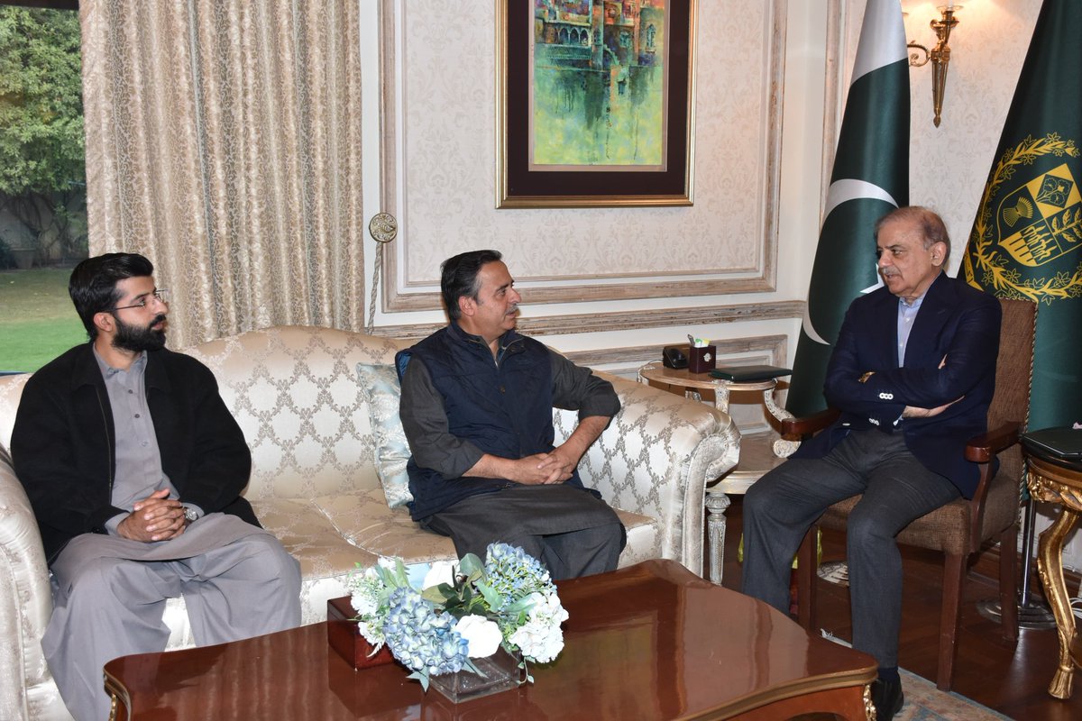 JunaidAnwarMNA's tweet photo. وزیر اعظم پاکستان میاں شہباز شریف سے ان کے دفتر میں ملاقات کی۔ اس موقع پر وزیر اعظم سے ٹوبہ ٹیک سنگھ کے علاقائی مسائل پر بات کی ۔ملاقات میں مومن جنید چوہدری بھی ہمراہ تھے۔ https://t.co/yhBxY2JIC0