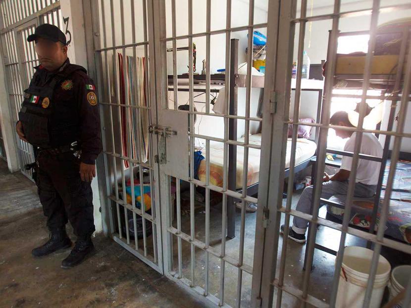 Un policía penitenciario de Coronda, quiso meter celulares para los presos .

Se lo descubrió en la requisa al personal por scanner. Iba a meter en un tupper:
- 9 celulares 📱 
-4 cables USB 
-chips de distintas empresas

🫵🏻 Cuando hablamos de corrupcion, hablamos de esto.