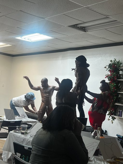 We got the dicks to paint   https://t.co/bD0I8riMnv https://t.co/HPhTUNFQQ8