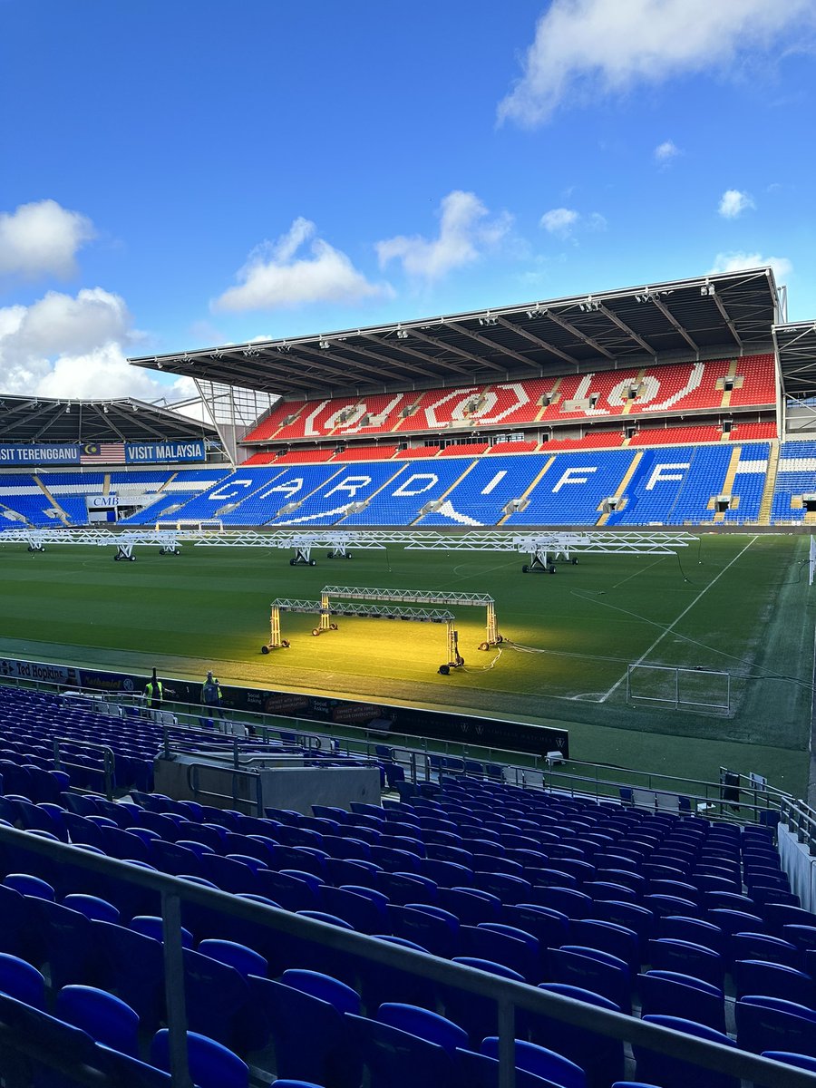 tyhafan's tweet image. The biggest GOOD LUCK to everyone taking on the flames at @CardiffCityFC this evening. Thank you so much for signing up, your fundraising means that we can be there for more seriously unwell children and their families in Wales💚Now let's do some Firewalking!!! 🔥 #Firewalk