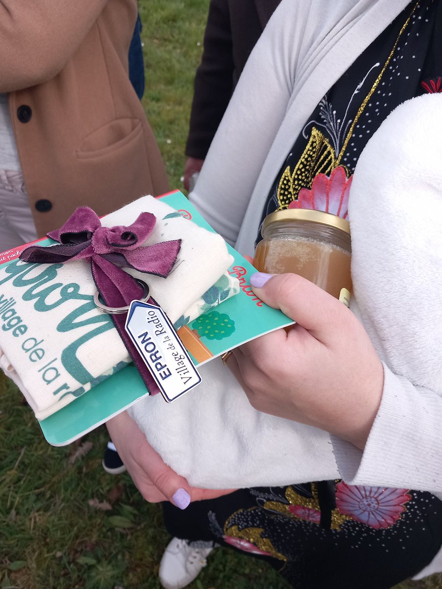 fguegueniat's tweet photo. On plante à @EpronRadio un néflier 🌳 pour les enfants nés en 2023.  Chaque parent repart avec son pot de miel 🐝 @AbeilleEpron et vive le carnaval aussi ! https://t.co/GQ5ht8DYbI