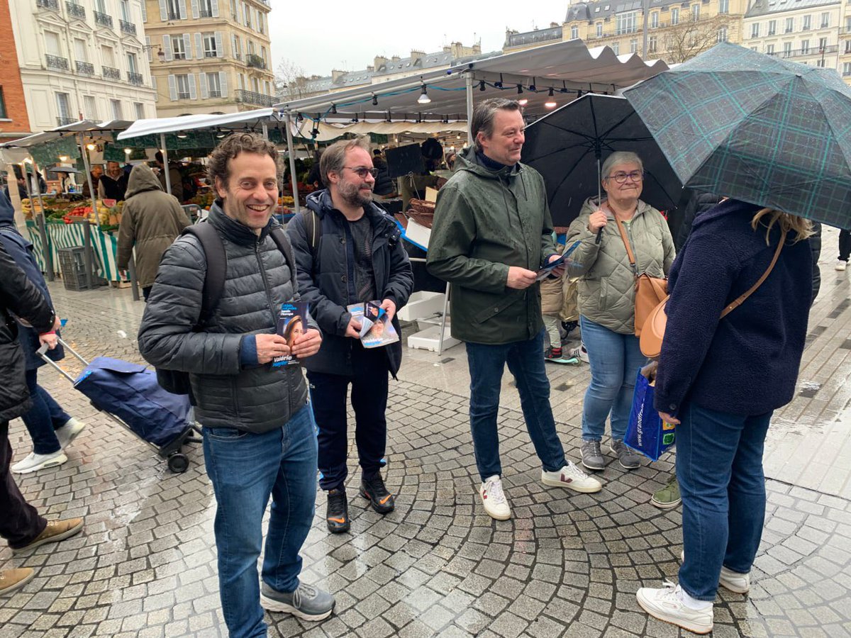 Qu'il pleuve ou qu'il vente ... Tractage ce matin au marché de #Neuilly pour la liste #BesoinDEurope menée par @ValerieHayer ! #9juin #Europeennes2024 #PorterlEurope #ValerieHayer