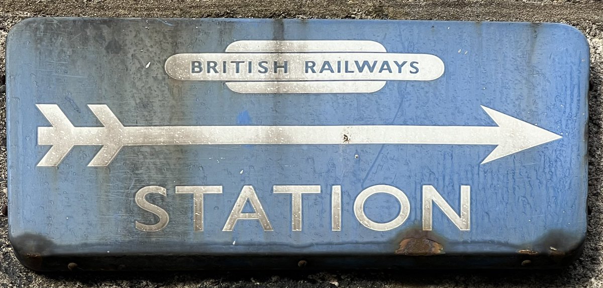 Very old sign to the train station in Strathbogie (aka Huntly), Aberdeenshire. Strictly speaking the arrow tailfin is superfluous as the arrowhead tells you which way to walk, but somehow this seems clearer.