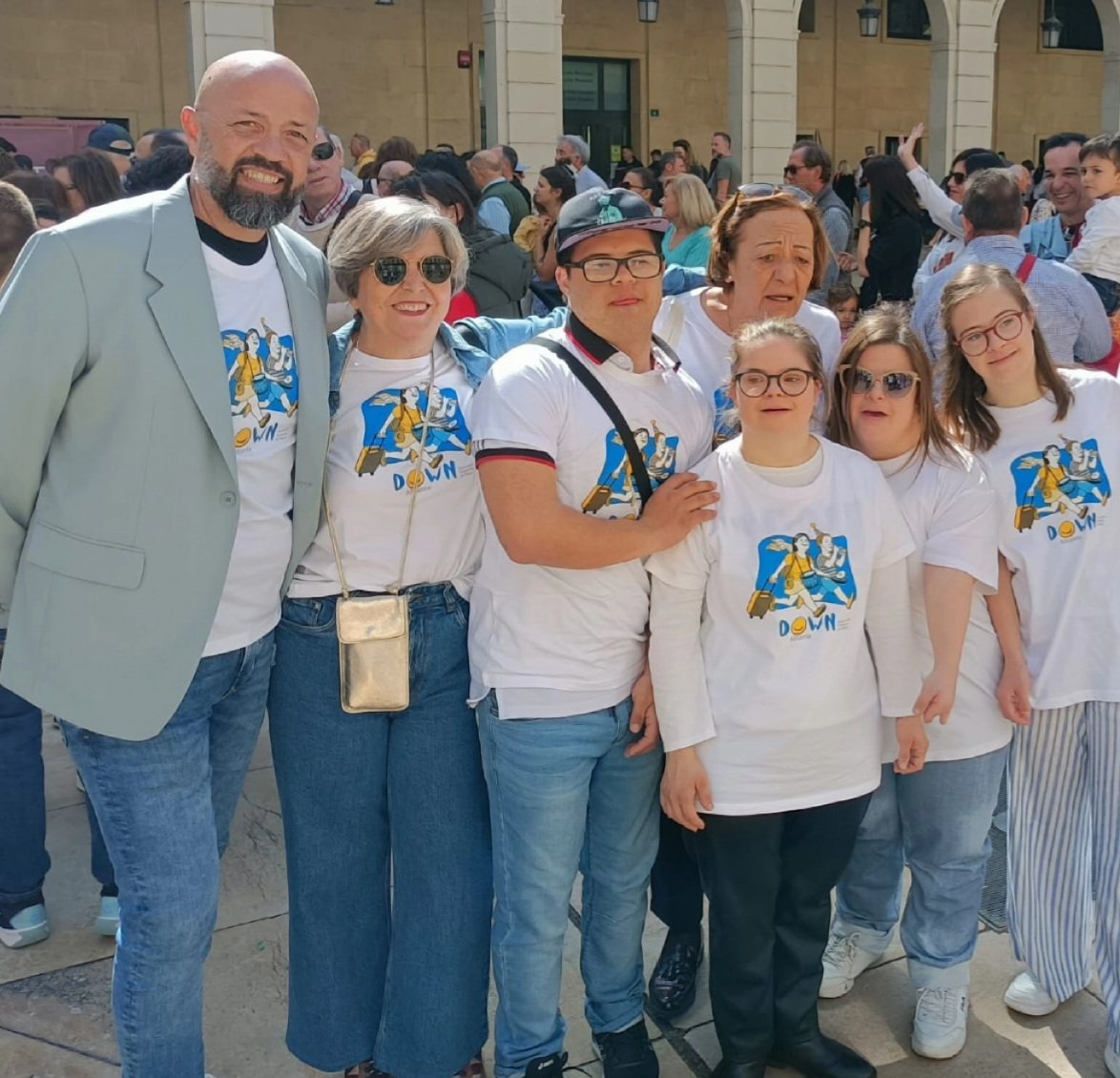 emiruizser's tweet photo. Acompañando #DownAlicante en la lectura del manifiesto por un empleo justo y equitativo para todas las personas con Síndrome de Down 

@DownEspana 
#Extracapacitados https://t.co/PSlxkUvZ3e