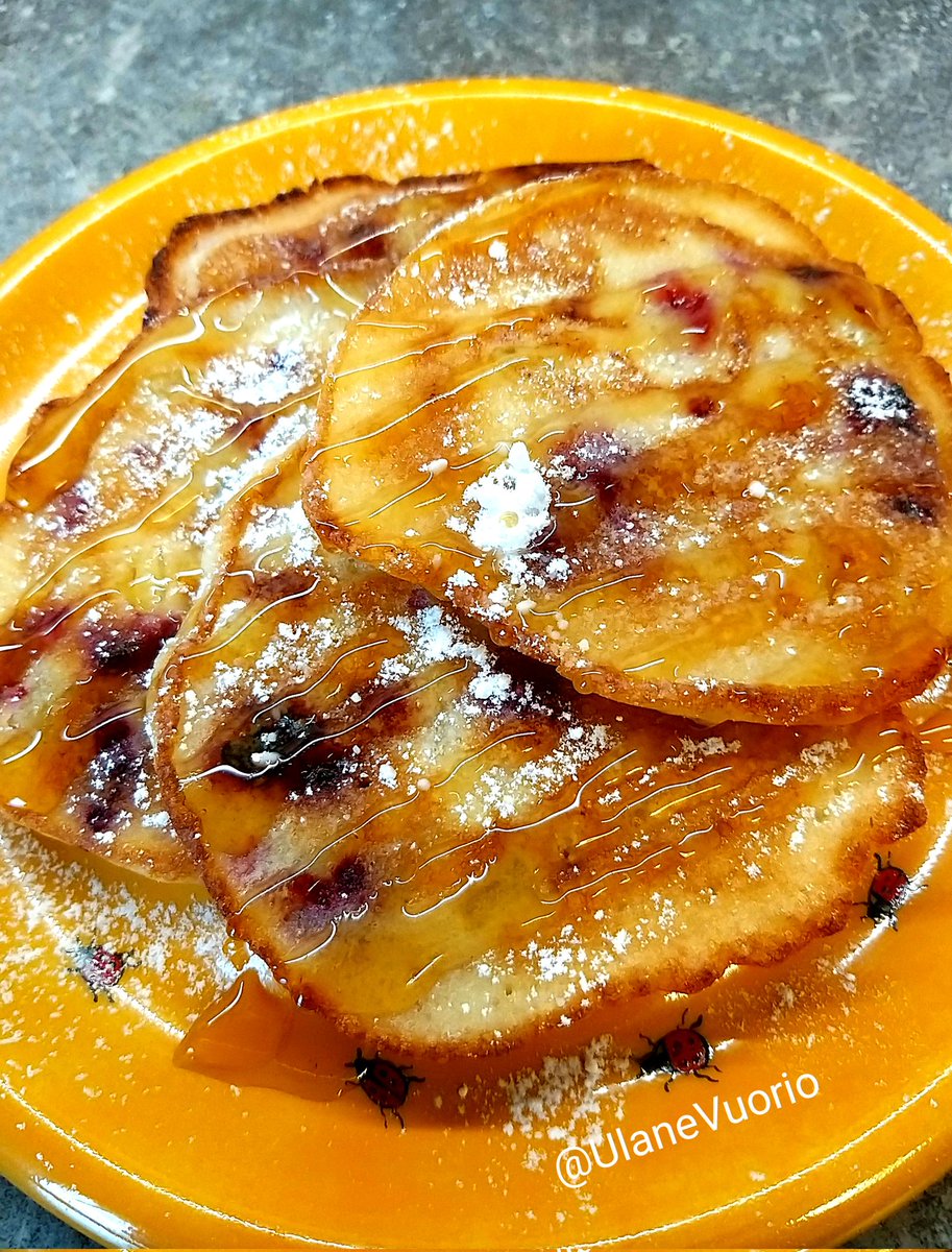 Happy Sunday Everybody💜 And of course it means time for special breakfast😋 Blueberry Pancakes with powdered sugar & drizzle of Maple syrup