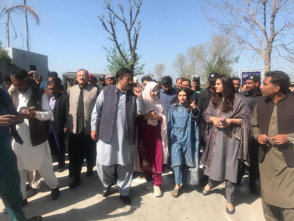 lgcddpunjab's tweet photo. وزیر بلدیات ذیشان رفیق کا "ستھرا پنجاب" کے سلسلے میں تحصیل حافظ آباد کا دورہ
 ذیشان رفیق نے ستھرا پنجاب کے تحت بنائے گئے ماڈل ویلیج کوٹ پیر ثانی کا دورہ کیا۔ ضلعی انتظامیہ اور اس��ٹنٹ ڈائریکٹر لوکل گورنمنٹ  کی جانب سے ستھرا پنجاب مہم پر تفصیلی بریفنگ بھی دی گئی۔ 

16-03-24 https://t.co/E4ooXSdbb0
