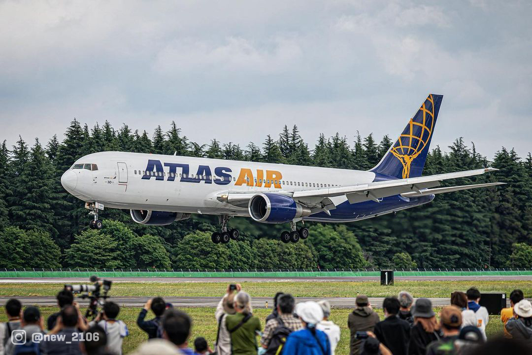 We're feeling very lucky to have so many planespotters in the #AtlasAir community. Thanks for capturing all our best angles 💚 #planespotters #stpatricksday
