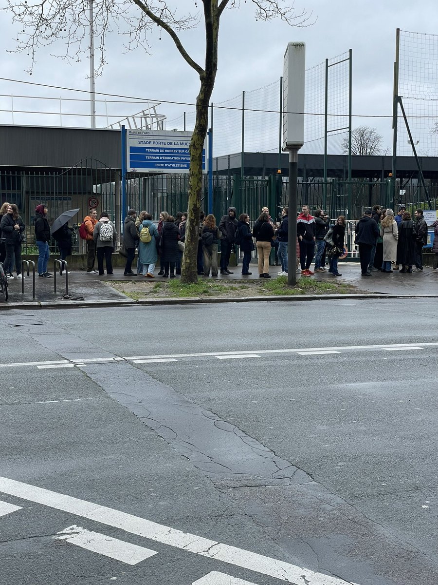 aspassy's tweet photo. Stade La Muette fermé aujourd’hui … à cause de russes faisant la queue gentiment pour aller voter à l’ambassade. Je ne parle pas en tant que président de club mais en tant que contribuable payant des impôts locaux : comment est-ce possible ? https://t.co/G35OrsZIvA