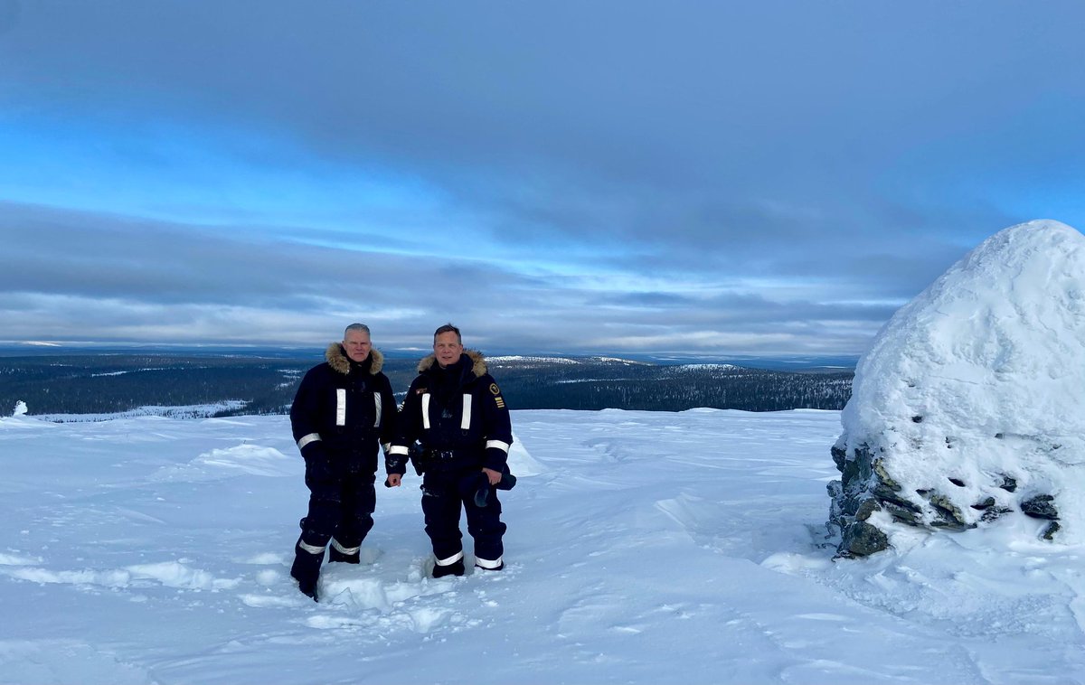Kelkkapartiossa tutustumassa @Lapinraja vaativiin olosuhteisiin ja tehtäviin itärajalla. Rajalla rauhallista.

@Rajavartijat keskusteluissa ajankohtaiset: rajatilanne, virka-apu ja yhteistoiminta sekä sotilaallinen maanpuolustus.