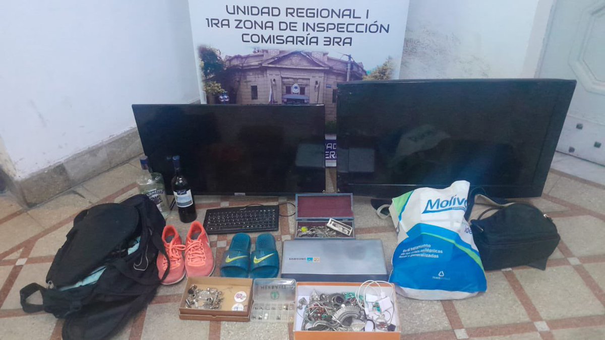 #AHORA 🚨Robaron la casa del hermano de un juez federal muy importante en Santa Fe.

La dieron vuelta, la desvalijaron, y se llevaron televisores computadoras y joyas.

El propio jefe de la zona centro detuvo a los 3 chorros que tenían 18, 20 y 22 años.