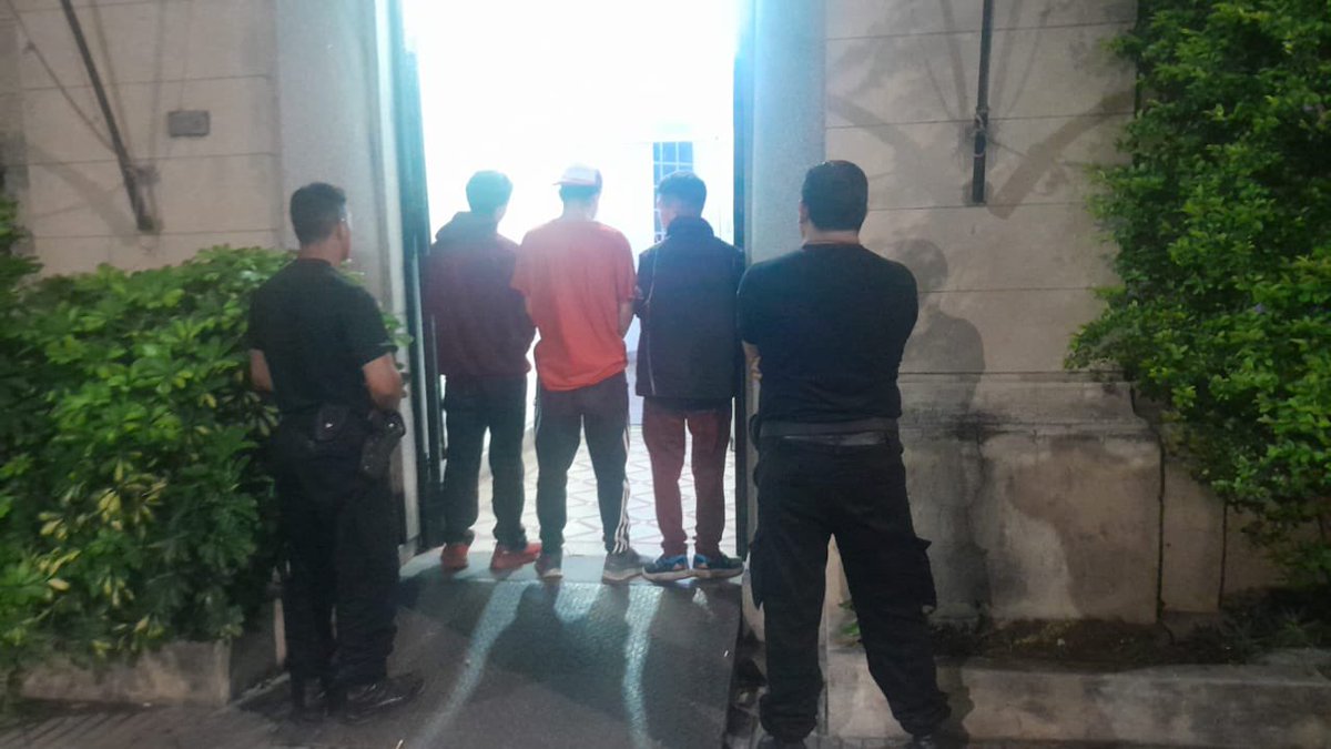 Maanu_Olcese's tweet photo. #AHORA 🚨Robaron la casa del hermano de un juez federal muy importante en Santa Fe.

La dieron vuelta, la desvalijaron, y se llevaron televisores computadoras y joyas.

El propio jefe de la zona centro detuvo a los 3 chorros que tenían 18, 20 y 22 años. https://t.co/AlG6lhVgYv