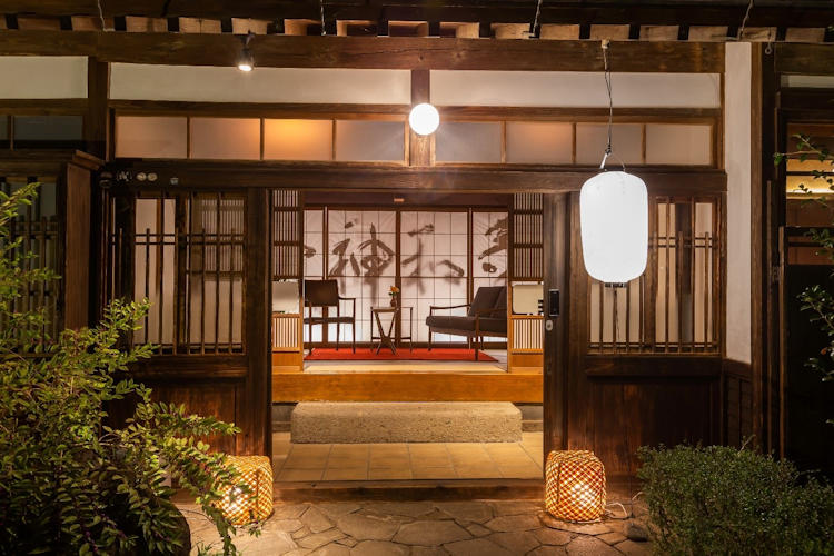 Hot Springs, Ryokan and Luxury Hotels: A Collection of Accommodations in Japan's Tochigi Prefecture luxurytravelmagazine.com/news-articles/…