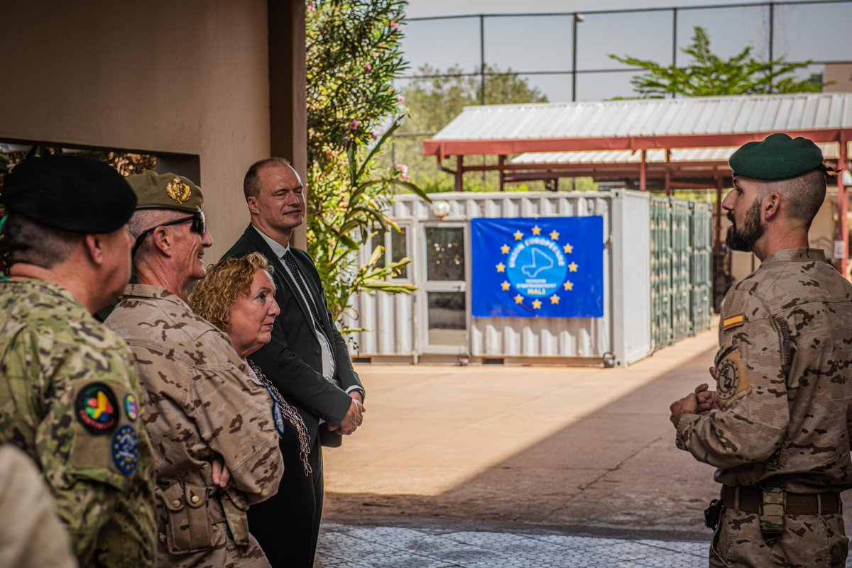 Aujourd'hui, la Haute Représentante de l'UE 🇪🇺pour le Sahel, Emanuela del Re, a visité le QG de @eutmmali1, où elle a été informée de la situation du personnel et des ressources de la Mission 🇲🇱. eutmmali.eu @eu_eeas @EMADmde #eutm_mali #eutm #europeanunion #mops
