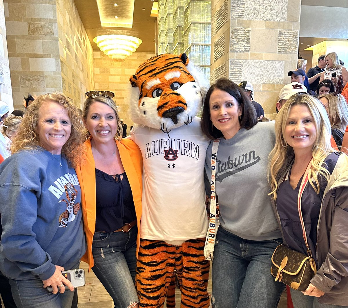 Holly Sutherland 🦁 tweet media