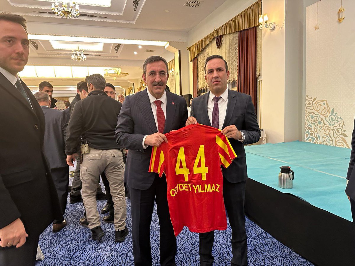Kulüp Başkanımız Adil Gevrek, Cumhurbaşkanı Yardımcısı Sayın Cevdet Yılmaz’a, 44 numaralı formamızı hediye etti.