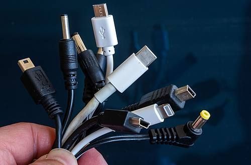 Einheitliche #Ladekabel für alle Handys, Tablets und Spielkonsolen werden zum Jahresende auch in #Deutschland zur Pflicht. Nur noch ein Anschluss soll dann Standard sein. 
buff.ly/48T0ZIJ