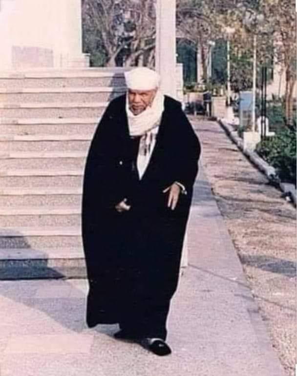 yahiahusain's tweet photo. يرويها فضيلة الشيخ /محمد متولي الشعراوي رحمه الله : 

يقول : كنتُ عائداً إلى بيتي قبل المغرب بساعة في يوم من أيّام رمضان ..
فاستوقفني رجلٌ فقيرٌ من الذين يتردّدون على درسي في المسجد تردُّدَ الزائر، فسلّم عليّ بلهفةٍ أدمعت عينيَّ وقال لي: 
أستحلفك بوجه الله أن تفطر عندي اليوم ؟

يقول الشيخ : عقدتْ لساني لهفته
وطوّقت عنُقي رغبتُه
وأشرق في قلبي وجهٌ استحلفني به
فقلتُ له : يا أخي، الأهل بانتظاري وظروفي لا تسمح، ولكن ! 

يقول الشيخ: وجدتُ نفسي أتبعه إلى بيته الذي لا أعرف مكانه، ولا أعرف ظرفه في هذا الوقت الحرج من موعد الإفطار .

يقول : وصلنا إلى بيته، فإذا هو غرفةٌ ومطبخٌ وفناءٌ صغير مكشوفٌ على سطحٍ اشتراه من أصحابه، وله مدخلٌ ودرجٌ خاص من الخشب لا يحتمل صعود شخصين، فخشباته تستغيثُ من وهَنٍ خلَّفَهُ بها الفقر والقِدَم .

كانت السعادة تملأ قلب هذا الرجل، وعبارات الشكر والإمتنان تتدفّق من شفتيه وهو يقول لي : 
أنظر يا سيدي، هذا البيت ملكي (والملك لله) 
لا أحد في الدنيا له عندي قرش
أنظر يا سيدي، الشمس تشرق على غرفتي الصبح، وتغرُب من الجهة الثانية
وهنا أقرأ القرآن عند الفجر وقبل المغيب
وزوجتي الله يرضى عليها تجلس على ذلك الشبّاك وتدعو الله لي
والله يا سيدي كأني أسكن في الجنّة .

يتابع الشيخ ويقول : 
كل هذا يجري على مسامعي وأنا أصعد على الدرج بحذر خشية السقوط
لحظات ووصلنا إلى الغرفة فجلست، وذهب الرجل إلى زوجته، وسمعت صوتاً خافتاً من صاحب الدار يقول لزوجته : جهزي الفطور الشيخ سيفطر عندي اليوم
وصوت زوجته تقول له : والله، ما عندنا أكل غير فول، ولم يبق على أذان المغرب إلاّ نصف ساعة، ولا شيئ عندنا نطبخه، ولو كان عندنا فالوقت لا يكفي !

يقول الشيخ : سمعت هذا الحوار كله، فلما جاء صاحب الدار قلت له : يا أخي، لي عندك شرط؟
أنا أفطر مع أذان المغرب على ماء ومعي التمر، ولا آكل إلاّ بعد نصف ساعة من الأذان، بعد ما أهضم التمر والماء، وأصلّي وأُنهي وِرْدي اليومي، ولا آكل إلاّ فول مدمّس وبطاطس.
فقال الرجل : أمرك سيدي
فقال الشيخ : إذاً دعني الآن لأختلي مع ربّي 
وتمّ ما أراده الشيخ، وأفطر عنده ثم غادر.

يقول الشيخ: لقد اخترت البطاطس لأنها زادُ الفقراء، وأحسبها عندهم
وقد خرجتُ وكلّي سعادةٌ وبهجة، وقد أحببتُ الدنيا من لسان هذا الرجل الذي ما نزلت من فمه عباراتُ الثناء والحمد على نِعم الله وعلى هذا البيت الذي ملّكَهُ الله إيّاه، وهذه الحياة الجميلة التي يتغنّى بها .

يقول الشيخ : 
ثم دُعيت بعد أيام مع مجموعةٍ من الوجهاء على الإفطار عند أحد التجّار الأثرياء، وكان من الذين أنعم الله عليهم بالمال والجاه والأولاد والحسب والنسب 
وكانت الدعوة في مزرعةٍ فخمة فيها مما لذّ وطاب، يتوسّطها منزل أقرب ما يكون للقصر، يطلُّ على مسبحٍ ومرْبَط خيل فيه نوادر الخيل الأصيلة
يقول الشيخ: أفطرنا عند الرجل وأثناء المغادرة، انفرد صاحب الدعوةِ بي، وشكى لي من ضيق الحياة وهموم التجارة، ومتاعب الأولاد وسوء طباع زوجته، وطمع من حوله به، وكثرة المصاريف لإرضاء الجميع، وسأَمِه من هذه الحياة، ورغبته بالموت ليتخلّص من هذه الهموم .

يقول الشيخ : والله، من باب منزل صاحب الدعوة، إلى باب سيارتي، سَوَّدَ هذا الرجل الدنيا في عيوني، وأطبق عليَّ صدري وأنفاسي .

فنظرتُ إلى السماء بعد أن ركبتُ بسيّارتي وأنا أقول في قلبي : 
( الحمد لله على نعمةِ الرضا ) 

فليست السعادةُ بكثيرٍ ندفع ثمنه
ولكن السعادةُ حُسنُ صِلَةٍ بالله
ورضىً بما قسم الله عزّ وجل .

أعجبتني ونقلتها لكم ..