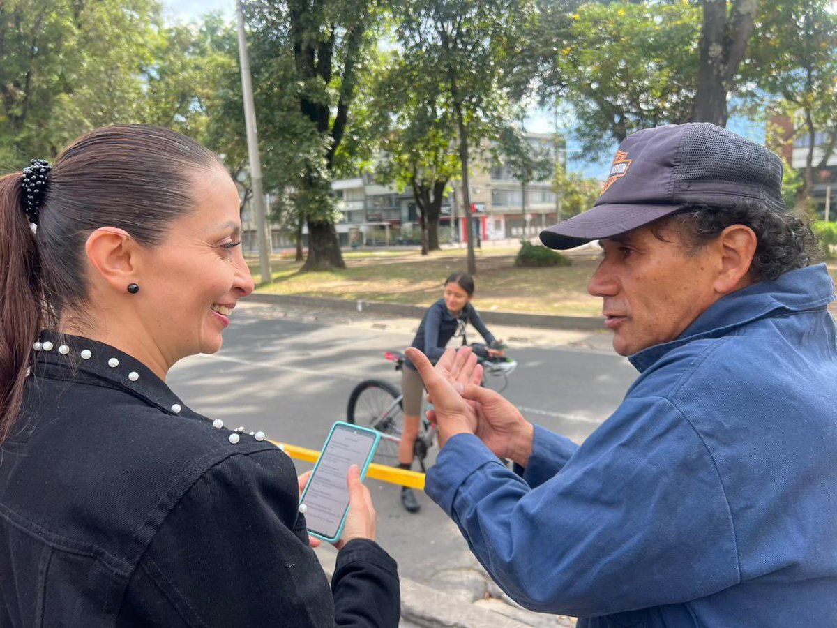 JackPriga's tweet photo. ¡Me hace feliz contar con un equipo apasionado y comprometido! 🙌🏻

Estamos en este maravilloso #Domingo en la UPL Teusaquillo escuchando a nuestra gente y motivándolos a participar con #CHATICO 📲 en la construcción del PDD. 💛❤️

Acércate al Park Way y dialoguemos 🗣️🤝🏻 https://t.co/zQE1UoAIC4
