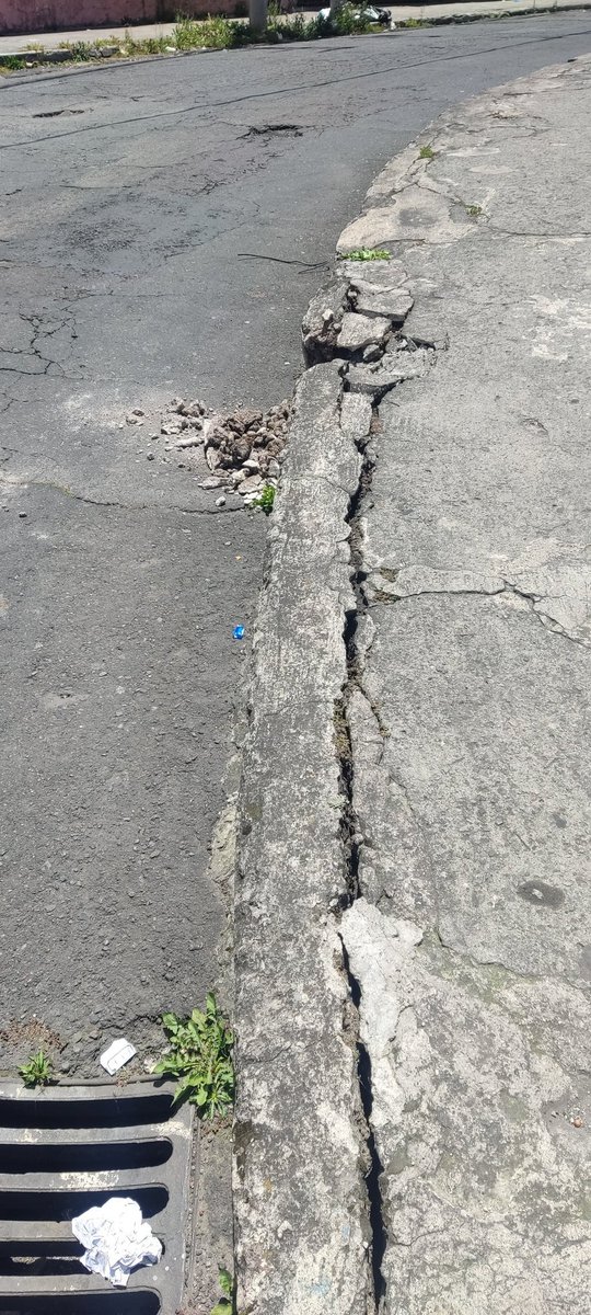 MiguelLLugcha's tweet photo. @ElectricaQuito @MunicipioQuito el día de hoy cambiaron o hicieron mantenimiento en calles general Pintag s8-259 y Puyarde al apoyar la plataforma quien se hace cargo de estos daños https://t.co/lb07bPlWEa