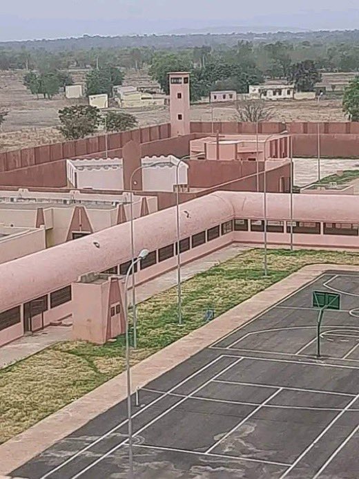 🚨FLASH| Mali🇲🇱:
Le Centre pénitentiaire de Kenieroba au Mali est une prison aux normes internationales. Le village de Kénieroba est situé à environ 60 km de la capitale.