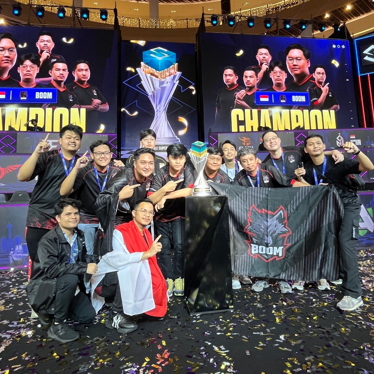 owljan's tweet photo. Maybe I'm not the best GM in the world, but I have the best team behind me 😘 good job everyone https://t.co/vHoBFS9WIo
