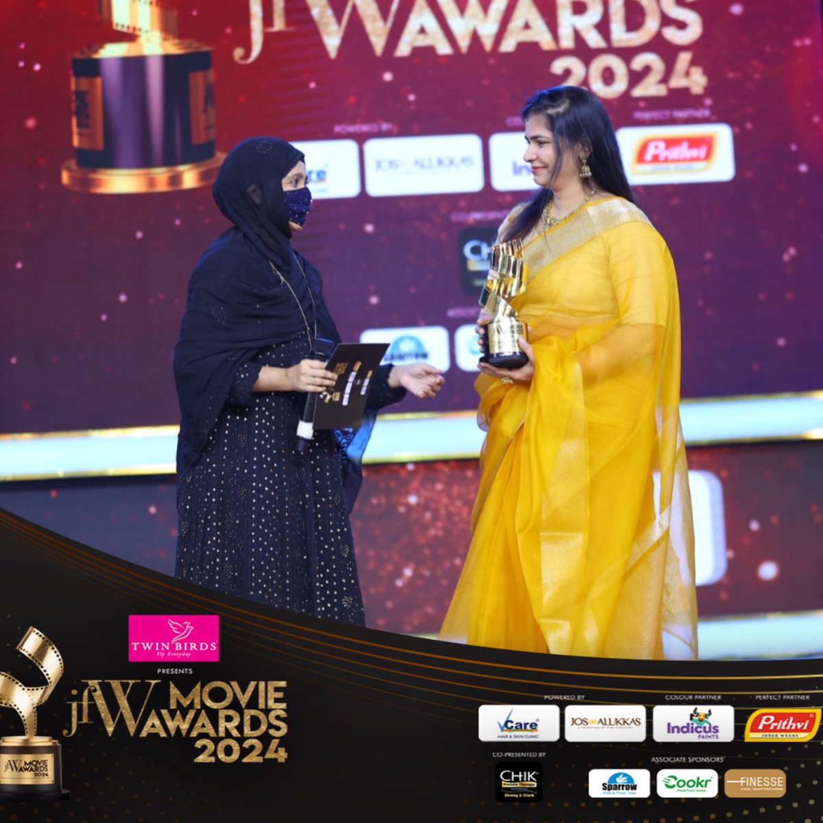 .@Chinmayi won best dubbing artist and the award was presented by @RahmanKhatija at #jfwmovieawards2024 Title sponsor- @twinbirdsonline Powered by - @vcaregroups @josalukkas_ Perfect partner- Prithvi women's inner wear Colour partner - @indicus_in Co-presented by -…