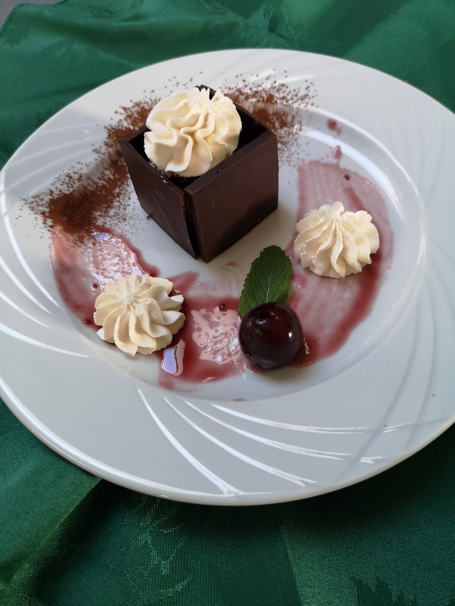 aybpembs's tweet photo. Latest sweet: Black Forest Gateau Chocolate box: chocolate sponge, cherry compote and whipped cream laced with cherry brandy. https://t.co/lJQlQ65pnE