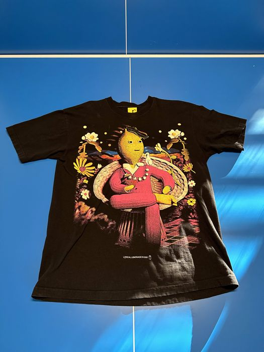 glaivefits's tweet image. glaive wearing "Lyrical Lemonade Vaca Black Tee?" i believe this is the name of the shirt will update if its not but 95% sure it is and "Lyrical Lemonade Purple Windbreaker Shorts" (@LyricaLemonade)
