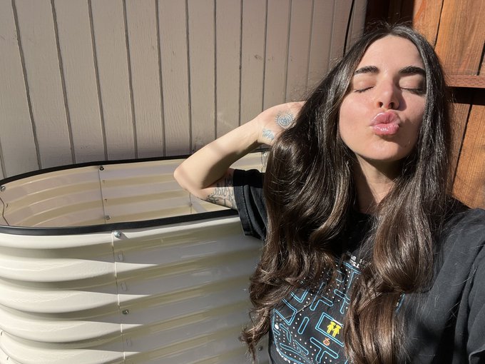 I rearranged my backyard yesterday and set up my new garden bed! Just waiting on my flowers 🌸 https://t<a href="/tag/mvsales"class="tags"><span>#mvsales</span></a>