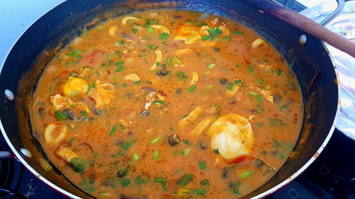Enfadado pela mais absoluta falta do que fazer, obrei uma deliciosa moqueca (dendê: PRESENTE!) de camarão, lula e ovos.

Nota: o arroz é completamente dispensável. O caldo disso aqui ficou apenas

I - M - O - R - A - L