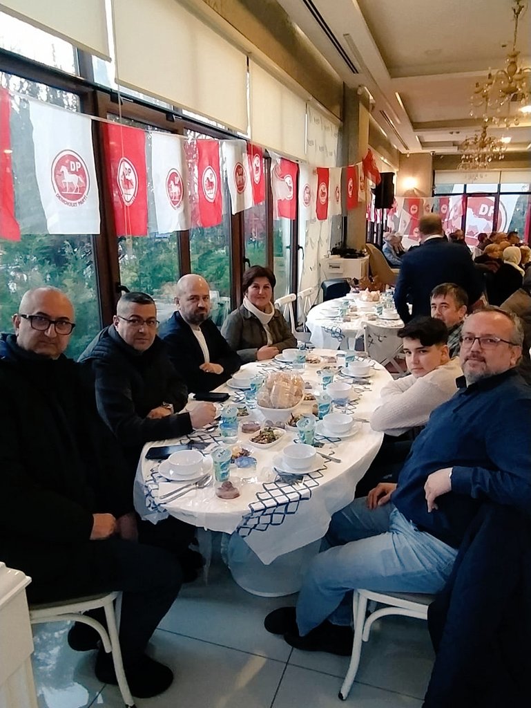 Bursa @_DemokratParti il başkanlığının düzenlediği iftar programına #EmekleriYasalaraTakılanlar adına, @Eytadernegi yönetimi olarak katılım sağladık. Nazik davetlerinden dolayı, Genel Başkan Sn. @DpGultekinUysal Beyefendiye teşekkürlerimizi sunarız.