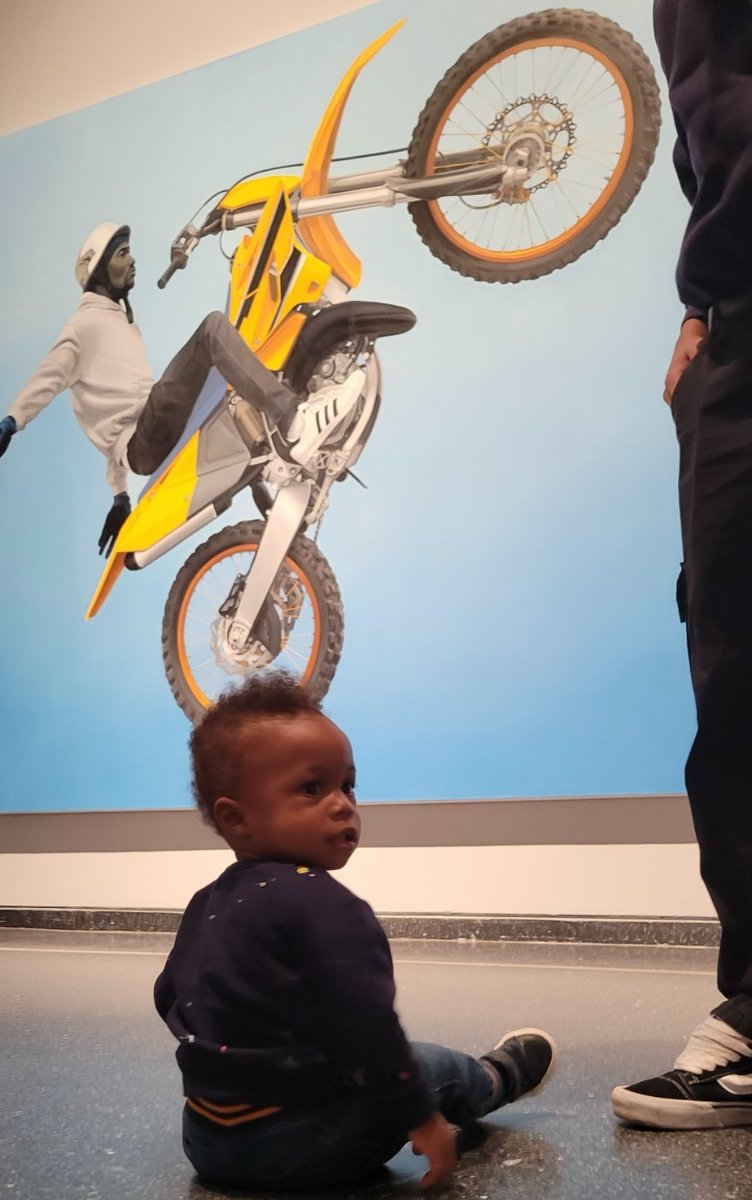 Jude found his new favorite artist, Amy Sherald 😀...he was so moved he had to take a seat in front of her works featured in the @brooklynmuseum, 'Giants' Exhibition. Salute @aliciakeys & @THEREALSWIZZZ for sharing their inspiring, Dean Collection w/the 🌎. #giants #blackartist