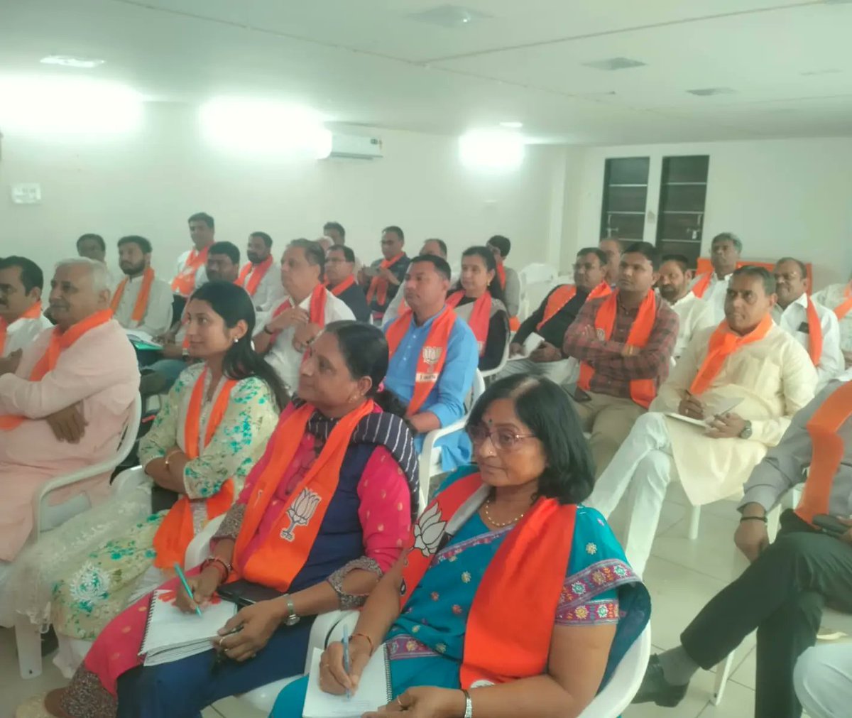 JaypalChavda07's tweet photo. આગામી લોકસભા ચૂંટણી 2024ની તૈયારીના ભાગરૂપે આજરોજ શહેર અધ્યક્ષ શ્રી @AmitShah4BJP , પૂર્વ પ્રદેશ મહામંત્રી શ્રી @kcpatelbjpguj જી તથા શહેર પ્રભારી શ્રી @sanjaypatel જી ની અધ્યક્ષતામાં અમદાવાદ પૂર્વ લોકસભાના પ્રભારીશ્રી,ધારાસભ્યશ્રીઓ અને વિસ્તારકો ઉપસ્થિત રહેલ. https://t.co/IwvMh3HsJ4
