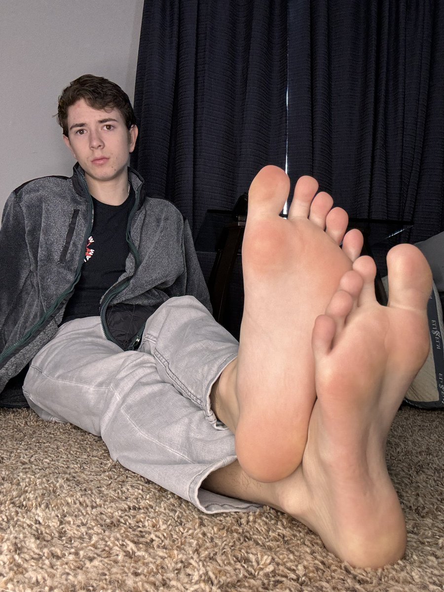 MasterDomAyden's tweet photo. You’re such a GOON for those pretty boy feet. You just can get close enough… such a disgusting perv #findom https://t.co/o45f3tFQST