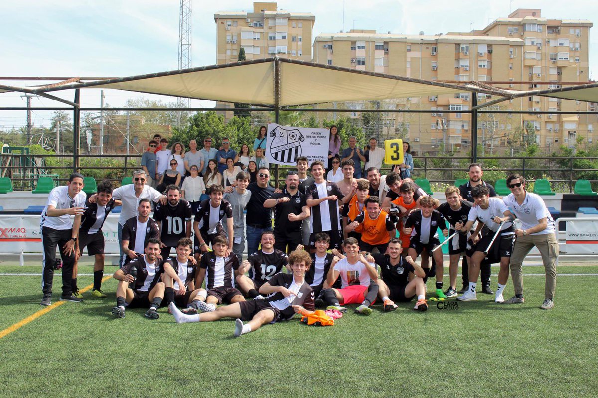GermiRP7's tweet photo. EQUIPO + AFICIÓN = FAMILIA. 
ORGULLOSO DE LA TEMPORADA Y SOBRETODO, DEL GRUPO HUMANO QUE ESTAMOS FORMANDO. SEGUIMOS 
@CalaveraCFutbol https://t.co/Qoij00WZeL