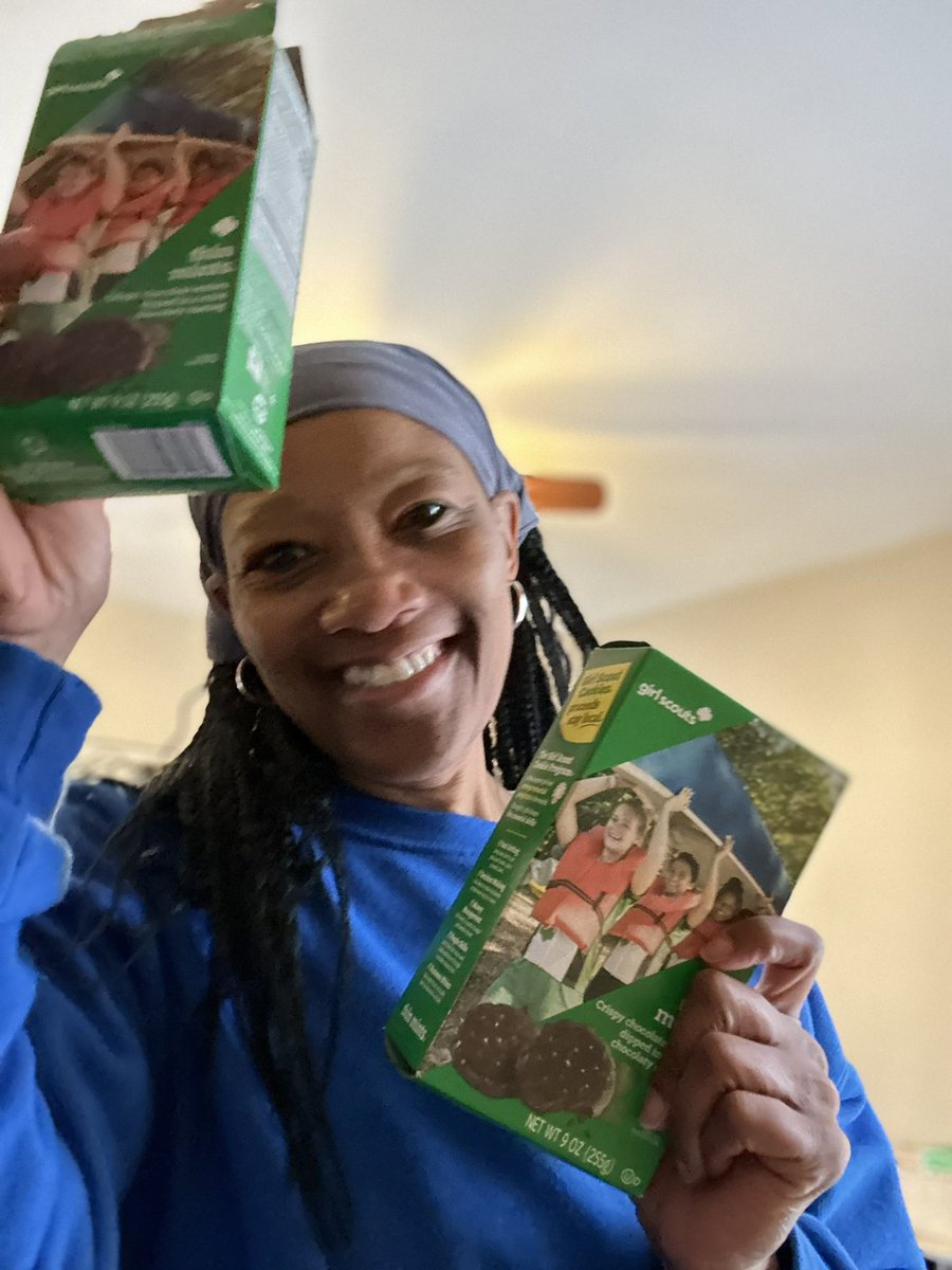 RandaD21's tweet image. Almost missed my opportunity‼️My girl came thru with the GOODS! 🍪#GirlScoutCookies #ThinMints 😋