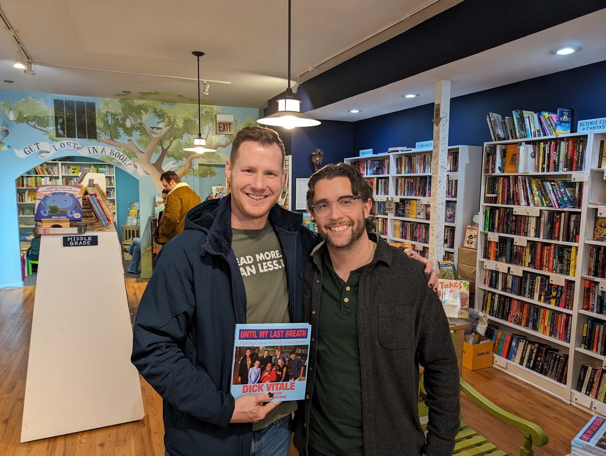 Thanks <a href="/RoscoeBooks/">RoscoeBooks</a> for hosting <a href="/ScottMGleeson/">Scott Gleeson</a> book signing! Thanks <a href="/DickieV/">Dick Vitale</a> for sharing your story!